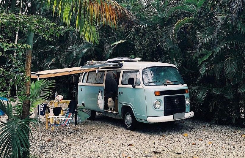 Do carro de passeio à van preparada, mulheres comandam motorhome na estrada