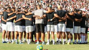 Cachorro de Vidal do Flamengo desaparece e jogador oferece super recompensa pelo pet