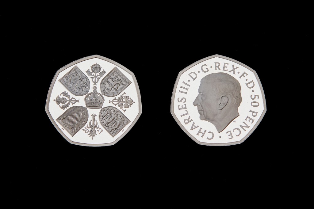 Reino Unido revela as novas moedas com imagem do rei Charles III; Veja foto