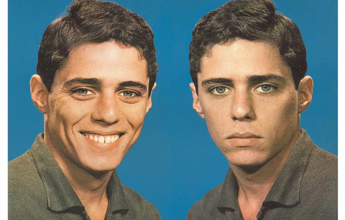 Flávio Bolsonaro terá de indenizar Chico Buarque em R$ 48 mil por danos morais