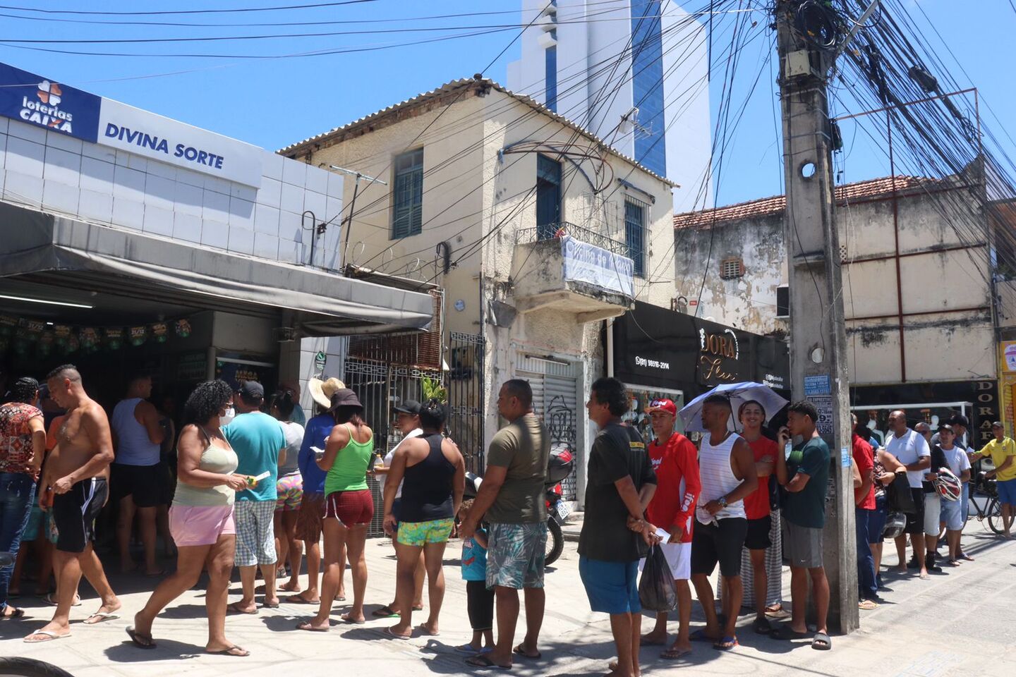 Na véspera da Mega da Virada, recifenses lotam lotérica no Pina com o sonho de levar R$ 570 milhões