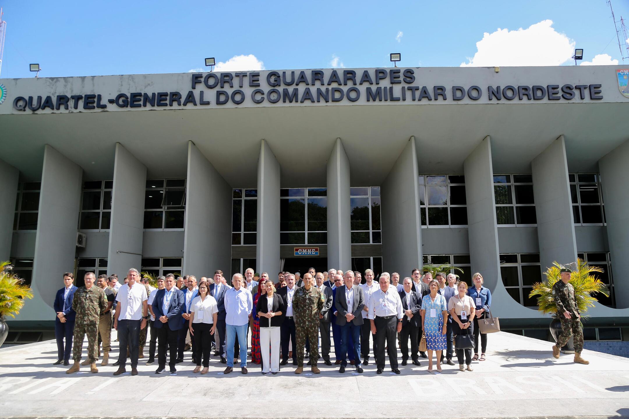 José Mucio e Raquel Lyra visitam futuras instalações da Escola de Sargento do Exército