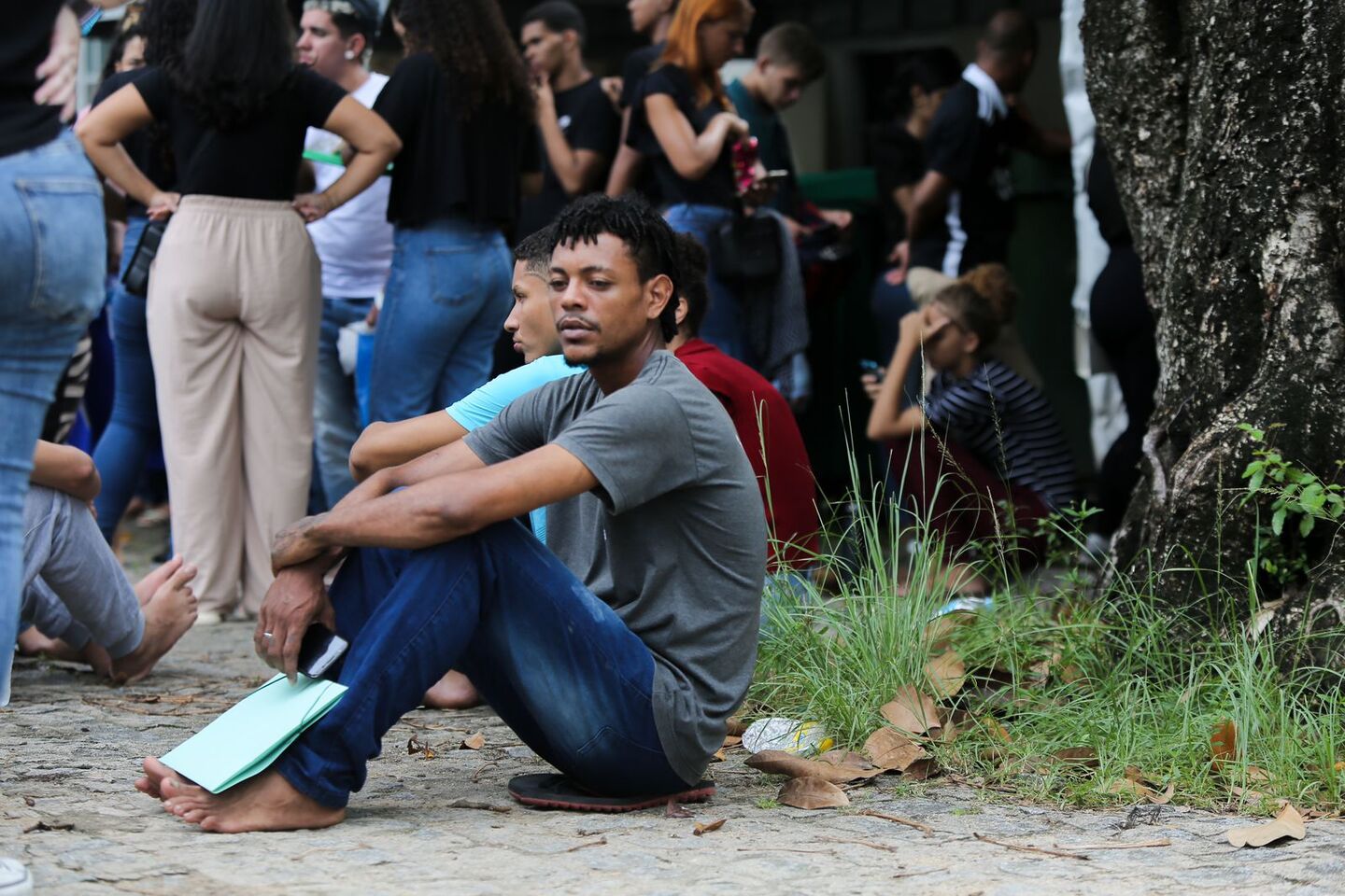 População enfrenta filas para regularizar situação eleitoral na sede do TRE-PE