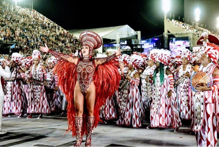 Rainha da Bateria da Viradouro, Raissa Machado, comunica a sua saída