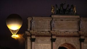 Marie-José Perec e Teddy Riner acendem a pira olímpica