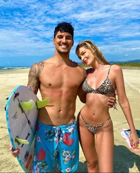 Yasmin Brunet e  Campeão Mundial de Surf Gabriel Medina casam-se no Havaí