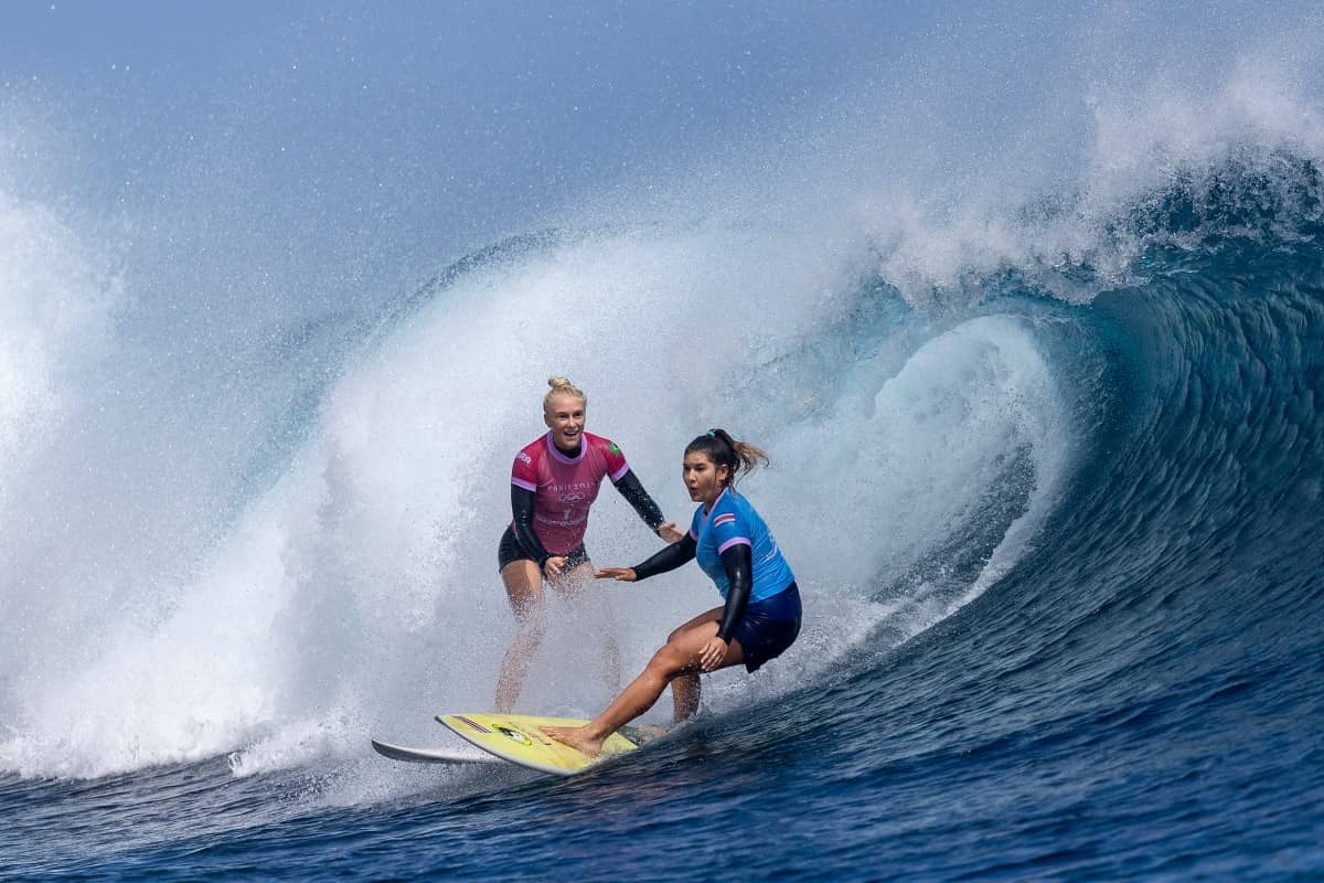 Tatiana Weston-Webb conta com erro da costarriquenha e avança à final do surfe