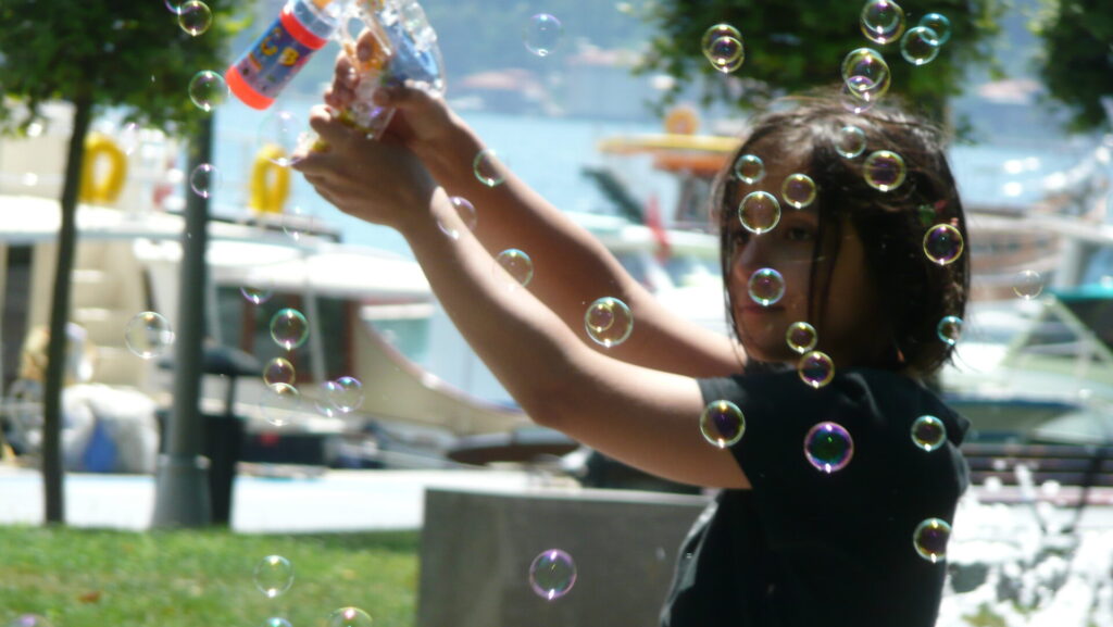 Imagens de abuso sexual infantil envolvendo crianças brasileiras são removidas de base de dados que treina ferramentas de IA