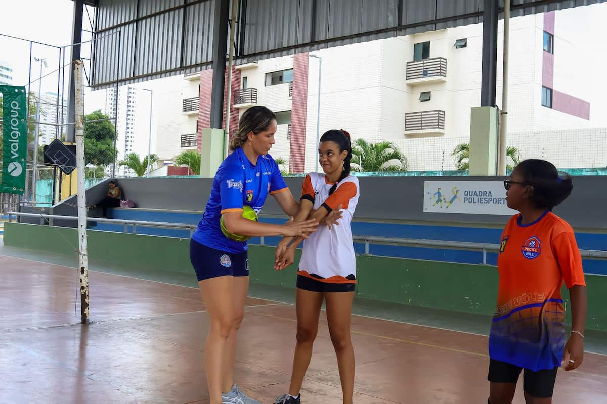 Jogadoras do Recife Vôlei encontram alunos de projeto social do vôlei de surdos