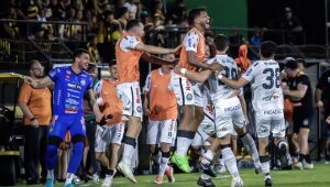 Goiás vence CRB nos minutos finais e mantém sonho do acesso à Série A