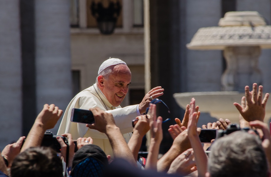 Papa Francisco pede cancelamento da dívida de países pobres e clama por paz mundial