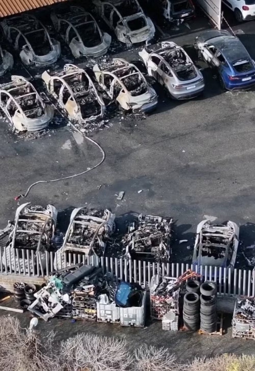 Incêndio em concessionária da Tesla destrói pelo menos 17 carros na Itália